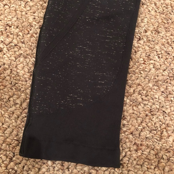 Lululemon crop- size 4 - Picture 4 of 7